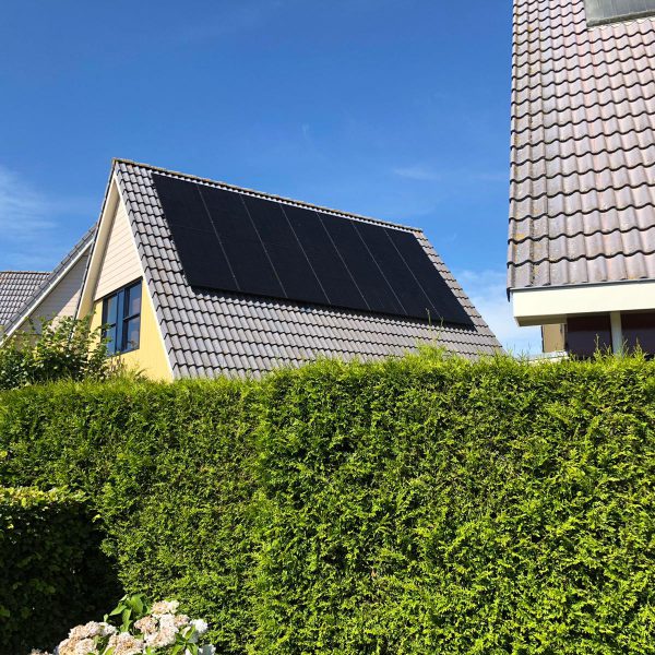 Full-black-half-cells-zonnepanelen- Kollum-Martin-Halma-Gytsjerk-0622231159