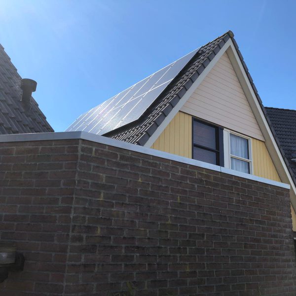 Full-black-half-cells-zonnepanelen- Kollum-Martin-Halma-Gytsjerk-0622231159