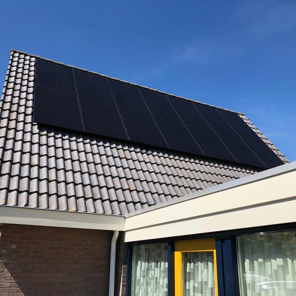 Full-black-half-cells-zonnepanelen- Kollum-Martin-Halma-Gytsjerk-0622231159