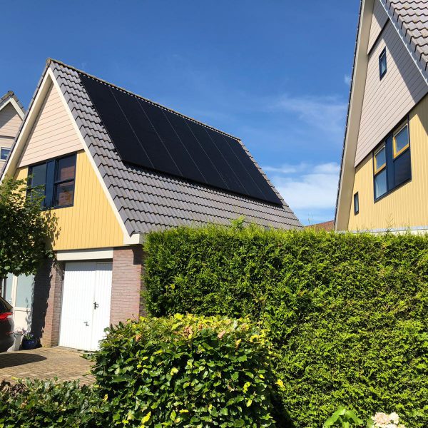 Full-black-half-cells-zonnepanelen- Kollum-Martin-Halma-Gytsjerk-0622231159