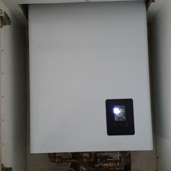 Installatie Geiser in kastje chalet, caravan Martin Halma Gytsjerk