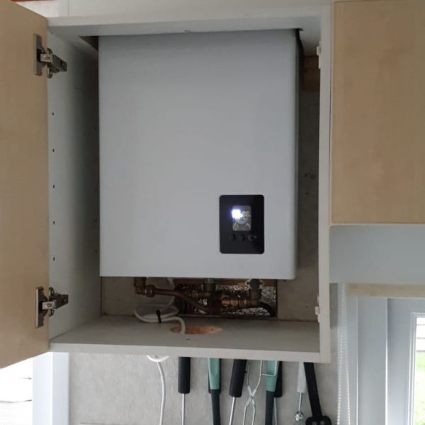 Installatie Geiser in kastje chalet, caravan Martin Halma Gytsjerk