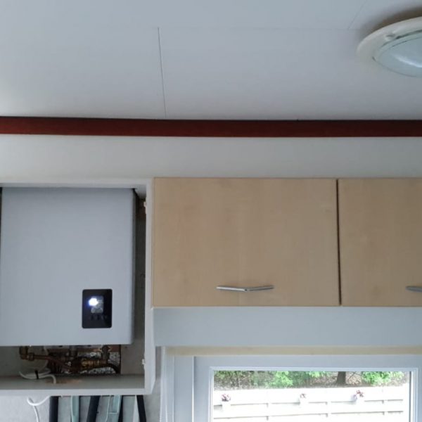 Installatie Geiser in kastje chalet, caravan Martin Halma Gytsjerk