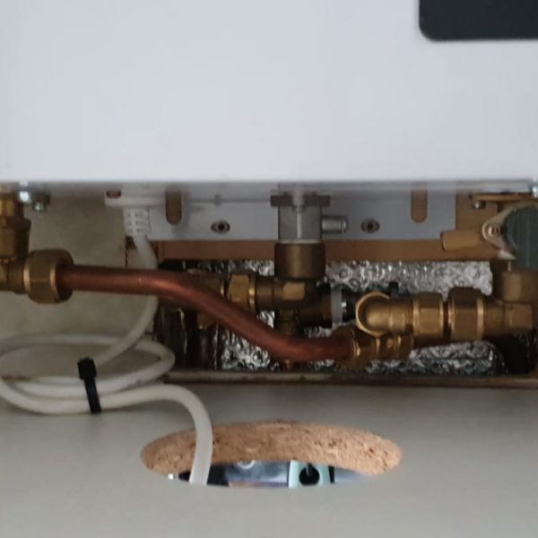 Installatie Geiser in kastje chalet, caravan Martin Halma Gytsjerk